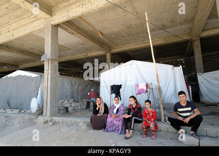 Die Kurdischen Yeziden Flüchtlinge leben in einer Ruine im Deraboun in der Nähe der Grenze mit dem Irak und der Türkei, Autonome Region Kurdistan, Irak Stockfoto