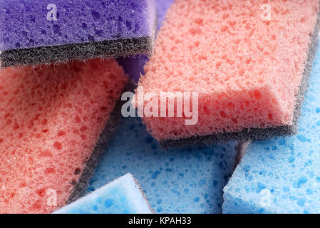 Scheuerschwämme, Reinigung der Elemente, die in mehreren Farben Stockfoto