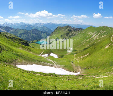 Letzte Reste von Schnee im Sommer Allgäuer Alpen mit seealpsee Stockfoto