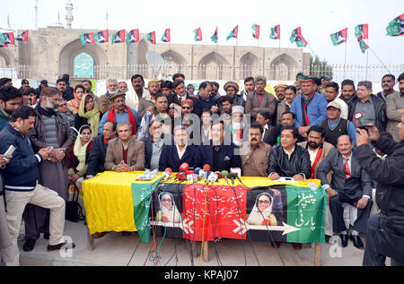 Der ehemalige Premierminister und Peoples Party (PPP) Leader, Syed Yousuf Raza Gillani Adressen Medien Personen während einer Pressekonferenz in Bezug auf öffentliche Sitzung des Bilawal Bhutto Zardari, in Multan am Mittwoch, 13. Dezember 2017. Stockfoto