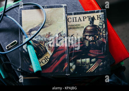 Donbass Donezk, Ukraine. 18 Sep, 2016. Am Main Position im Internationalen Flughafen Donetsk, Soldaten halten, ein Exemplar des Spartacus, einem Roman des italienischen Schriftstellers Raffaello Giovagnoli. Das Buch erzählt die Geschichte eines Commander Führung ein Heer von Sklaven für die Freiheit aus dem Römischen Reich. Sparta Bataillon ist eine bewaffnete Gruppe von Rebellen der separatistischen Kämpfen im Gebiet Donezk gegen die ukrainische Regierung gebildet seit 2014. Credit: Joao Bolan/SOPA/ZUMA Draht/Alamy leben Nachrichten Stockfoto