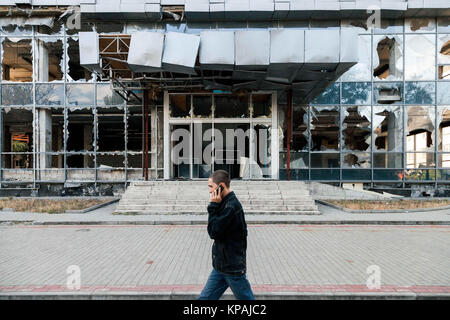 Donbass Donezk, Ukraine. 17. Sep 2016. Schäden Gebäude in Kievski, eine Gegend in der Nähe von Donezk Flughafen. Sparta Bataillon ist eine bewaffnete Gruppe von Rebellen der separatistischen Kämpfen im Gebiet Donezk gegen die ukrainische Regierung gebildet seit 2014. Credit: Joao Bolan/SOPA/ZUMA Draht/Alamy leben Nachrichten Stockfoto