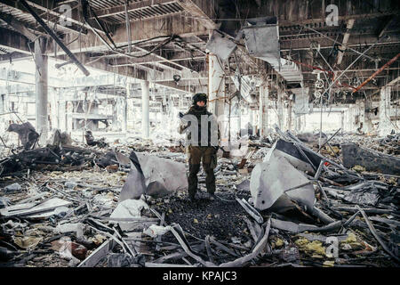 Donbass Donezk, Ukraine. 18 Sep, 2016. Soldat gesehen mit dem Wrack in der Halle des Flughafen Donetsk. Sparta Bataillon ist eine bewaffnete Gruppe von Rebellen der separatistischen Kämpfen im Gebiet Donezk gegen die ukrainische Regierung gebildet seit 2014. Credit: Joao Bolan/SOPA/ZUMA Draht/Alamy leben Nachrichten Stockfoto