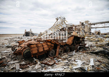 Donbass Donezk, Ukraine. 18 Sep, 2016. Ukrainische explodierte APC am Flughafen strip. Sparta Bataillon ist eine bewaffnete Gruppe von Rebellen der separatistischen Kämpfen im Gebiet Donezk gegen die ukrainische Regierung gebildet seit 2014. Credit: Joao Bolan/SOPA/ZUMA Draht/Alamy leben Nachrichten Stockfoto