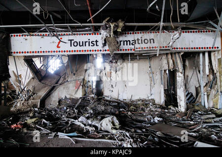 Donbass Donezk, Ukraine. 18 Sep, 2016. Touristeninformation gesehen am Flughafen Donetsk zerstört. Sparta Bataillon ist eine bewaffnete Gruppe von Rebellen der separatistischen Kämpfen im Gebiet Donezk gegen die ukrainische Regierung gebildet seit 2014. Credit: Joao Bolan/SOPA/ZUMA Draht/Alamy leben Nachrichten Stockfoto