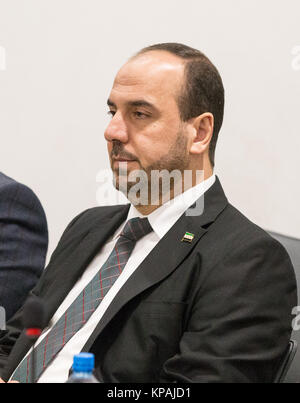 Genf, Schweiz. 14 Dez, 2017. Leiter der syrischen Verhandlungskommission (SNC) Nasr al-Hariri sorgt sich eine Runde von Verhandlungen mit dem UN-Sonderbeauftragten des Generalsekretärs für Syrien Staffan de Mistura (nicht dargestellt), während der Intra-Syria Gespräche, am Europäischen Sitz der Vereinten Nationen in Genf, Schweiz, Dez. 14, 2017. Credit: Xu Jinquan/Xinhua/Alamy leben Nachrichten Stockfoto