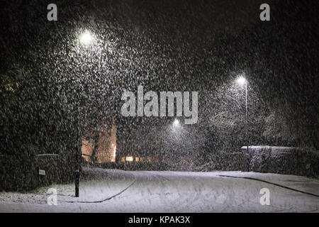 Sheffield, Großbritannien. 13 Dez, 2017. UK Wetter. Starker Schneefall in Sheffield am 13. Dezember 2017. Bedingungen nahm eine Wende zum Schlechteren, die als plötzlicher, starker Schneefall bedeckt Gebiete von Sheffield erstellen tückischen Bedingungen für jene, die venture im Freien. Credit: Graham Dunn/Alamy leben Nachrichten Stockfoto