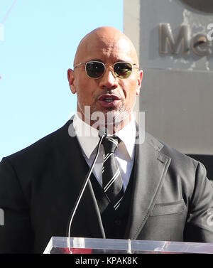 Hollywood, Ca. 13 Dez, 2017. Dwayne Johnson, Dwayne Johnson geehrt mit Stern auf dem Hollywood Walk of Fame Auf dem Hollywood Walk of Fame in Hollywood, Kalifornien am 13. Dezember 2017. Credit: Faye Sadou/Medien Punch/Alamy leben Nachrichten Stockfoto