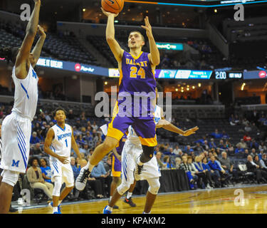 Dezember 12, 2017; Memphis, TN, USA; Albany Guard, JOE CREMO (24), Laufwerke, die an die Hoop, während eine NCAA D1 Basketball Spiel gegen die Memphis Tigers am FedEx Forum. Die Memphis Tigers besiegten die Albanien großen Dänen, 67-58. Kevin Langley/CSM Stockfoto