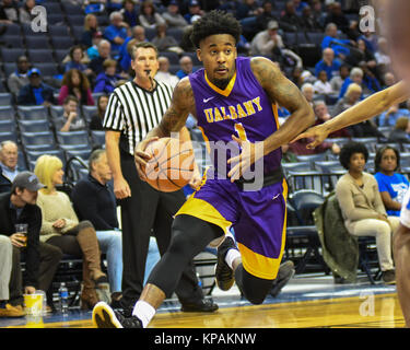 Dezember 12, 2017; Memphis, TN, USA; Albany senior Guard, COSTA ANDERSON (1), fährt zum Hoop ini ein NCAA D1 basketball Match up mit dem Memphis Tigers. Die Memphis Tigers besiegten die Albanien großen Dänen, 67-58, am FedEx Forum. Kevin Langley/CSM Stockfoto