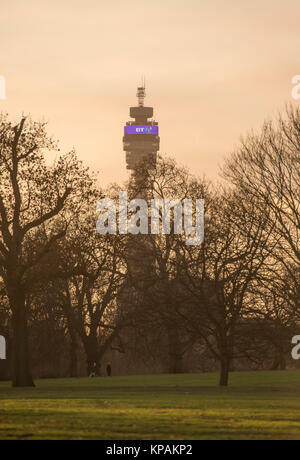 Regent's Park, London, UK. 14. Dezember, 2017. Goldenen Dämmerung Himmel über Bäume im Regents Park mit dem BT Tower. Credit: Malcolm Park/Alamy Leben Nachrichten. Stockfoto