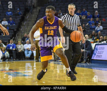 Dezember 12, 2017; Memphis, TN, USA; Albany Junior vorwärts, DEVONTE CAMPBELL (12), Laufwerke, die an die Hoop in einem NCAA D1 Basketball Spiel gegen die Memphis Tigers. Die Memphis Tigers besiegten die Albanien großen Dänen, 67-58, am FedEx Forum. Kevin Langley/CSM Stockfoto