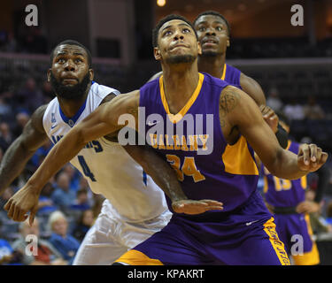 Dezember 12, 2017; Memphis, TN, USA; Albany vorwärts, ALEX FOSTER (34), und Memphis Tigers, RAYNERE THORNTON (4), für den Rückstoß warten, in einem NCAA D1 Basketball Spiel. Die Memphis Tigers besiegten die Albanien großen Dänen, 67-58, am FedEx Forum. Kevin Langley/CSM Stockfoto