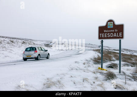 B 6277, County Durham und Cumbria GROSSBRITANNIEN. Donnerstag 14. Dezember 2017. UK Wetter. Schwere schneeschauer sind das Fahren schwierig auf der B 6277 zwischen Middleton-in-Teesdale und Alston an diesem Nachmittag. Quelle: David Forster/Alamy leben Nachrichten Stockfoto