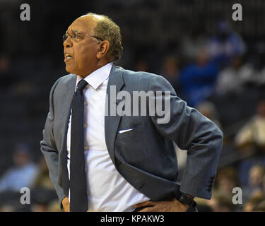 Dezember 12, 2017; Memphis, TN, USA; Memphis Tigers Haupttrainer, Tubby Smith, auf den Nebenerwerben, während eine NCAA D1 Basketball Spiel mit Albanien. Er Memphis Tigers besiegten die Albanien großen Dänen, 67-58, am FedEx Forum. Kevin Langley/CSM Stockfoto