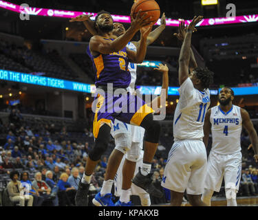 Dezember 12, 2017; Memphis, TN, USA; Albany vorwärts, DAVID NICHOLS (13), Drives zum Korb, durch eine Vielzahl von Memphis Tigers Verteidiger, während eine NCAA D1 Basketball Spiel. Die Memphis Tiger führen die Albanien großen Dänen, 29-22, an der Hälfte. Kevin Langley/CSM Stockfoto