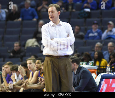 Dezember 12, 2017; Memphis, TN, USA; Albanien großen Dänen Haupttrainer, braun, am Rande eines D1 NCAA Basketball Spiel gegen Memphis Tigers. Die Memphis Tigers besiegten die Albanien großen Dänen, 67-58, am FedEx Forum. Kevin Langley/CSM Stockfoto