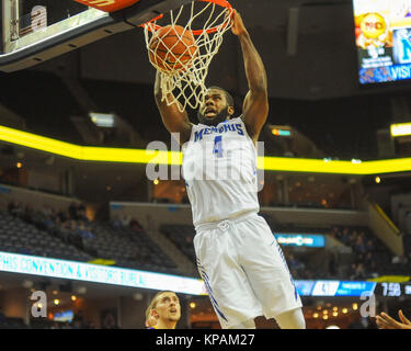 Dezember 12, 2017; Memphis, TN, USA; Memphis Tigers, RAYNERE THORNTON (4), punktet mit den Slam Dunk, in einem NCAA D1 basketball Match up mit Albanien. Die Memphis Tigers besiegten die Albanien großen Dänen, 67-58, am FedEx Forum. Kevin Langley/CSM Stockfoto