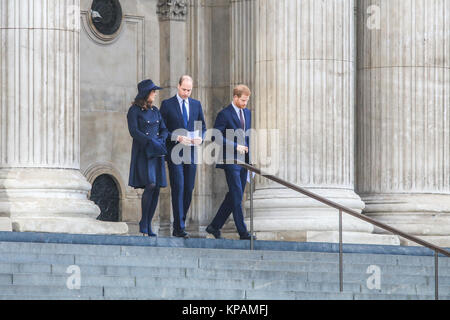 London, Großbritannien. 14. Dez 2014. Der Herzog und die Herzogin von Cambridge und Prinz Harry verlassen Saint Paul's Cathedral am Ende der nationalen Gedenkfeier zu Ehren der Opfer der Grenfell Turm Brandkatastrophe in West London am 14. Juni 2017. Credit: Amer ghazzal/Alamy leben Nachrichten Stockfoto