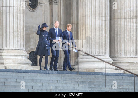 London, Großbritannien. 14. Dez 2014. Der Herzog und die Herzogin von Cambridge und Prinz Harry verlassen Saint Paul's Cathedral am Ende der nationalen Gedenkfeier zu Ehren der Opfer der Grenfell Turm Brandkatastrophe in West London am 14. Juni 2017. Credit: Amer ghazzal/Alamy leben Nachrichten Stockfoto