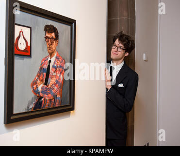 Edinburgh, Großbritannien. 14. Dezember, 2017. Schottische Künstler, Ross McAuley, mit seinem Öl auf Leinwand Selbstportrait mit Birne. Als 2017 BP Portrait Awards Ausstellung in der Scottish National Portrait Gallery geöffnet. Ian Jacobs/Alamy leben Nachrichten Stockfoto