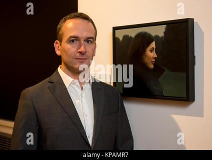 Edinburgh, Großbritannien. 14. Dezember, 2017. Sieger der 2. Preis in der BP Portrait Award 2017, Thomas Ehretsmann, mit seinem Acryl an Bord arbeiten, 'Double Portrait", als 2017 BP Portrait Awards Ausstellung in der Scottish National Portrait Gallery geöffnet. Ian Jacobs/Alamy leben Nachrichten Stockfoto