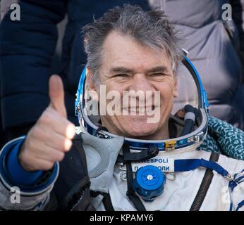 Zhezkazgan, Kasachstan. 14 Dez, 2017. Internationale Raumstation ISS Expedition 53 ESA-Astronaut Paolo Nespoli ruht in einem Stuhl kurz nach der Landung in der Sojus MS-05 Raumschiff in einem abgelegenen Gebiet zum 14. Dezember 2017 in der Nähe von Zhezkazgan, Kasachstan. Nespoli landete mit anderen Besatzungsmitglieder der NASA-Astronaut Randy Bresnik, und Roskosmos Kosmonaut Sergey Ryazanskiy nach 139 Tagen im All. Credit: Planetpix/Alamy leben Nachrichten Stockfoto