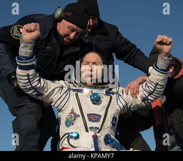 Zhezkazgan, Kasachstan. 14 Dez, 2017. Internationale Raumstation ISS Expedition 53 NASA-Astronaut Randy Bresnik wird aus der Sojus MS-05 Raumschiff half nur wenige Minuten nach der Landung in einem abgelegenen Gebiet zum 14. Dezember 2017 in der Nähe von Zhezkazgan, Kasachstan. Bresnik landete mit anderen Besatzungsmitglieder ESA-Astronaut Paolo Nespoli und Roskosmos Kosmonaut Sergey Ryazanskiy nach 139 Tagen im All. Credit: Planetpix/Alamy leben Nachrichten Stockfoto