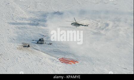 Zhezkazgan, Kasachstan. 14 Dez, 2017. Russische Such- und Rettungsmannschaften Eintreffen an der Sojus MS-05 Raumschiff Landeplatz in einem abgelegenen Gebiet zum 14. Dezember 2017 in der Nähe von Zhezkazgan, Kasachstan. Die Kapsel ist die Internationale Raumstation ISS Expedition 53 Crew Mitglieder Randy Bresnik der NASA, ESA-Astronaut Paolo Nespoli und Roskosmos Kosmonaut Sergey Ryazanskiy landete sicher nach 139 Tagen im All. Credit: Planetpix/Alamy leben Nachrichten Stockfoto