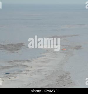 Zhezkazgan, Kasachstan. 14 Dez, 2017. Die Sojus MS-05 Raumschiff schwebt wieder in den Schnee Erde Durchführung der Internationalen Raumstation ISS Expedition 53 Crew zurück auf die Erde in einem abgelegenen Gebiet zum 14. Dezember 2017 in der Nähe von Zhezkazgan, Kasachstan. Besatzungsmitglieder Randy Bresnik der NASA, ESA-Astronaut Paolo Nespoli und Roskosmos Kosmonaut Sergey Ryazanskiy landete sicher nach 139 Tagen im All. Credit: Planetpix/Alamy leben Nachrichten Stockfoto