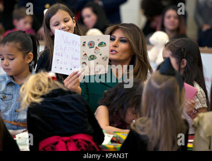 Washington, Vereinigte Staaten von Amerika. 13 Dez, 2017. First Lady der USA Melania Trump Bewertungen eine Weihnachtskarte von einem Kind während der jährlichen Marine Corps Stiftung Holzspielzeug für Tots bei Joint Base Anacostia-Bolling Dezember 13, 2017 in Washington, DC. Die erste Dame folgte die langjährige Tradition der anderen Tannen Damen in helfenden Kindern Karten, sortiert Spielzeug, und der Nächstenliebe, die Veranstaltung zu Ehren. Credit: Planetpix/Alamy leben Nachrichten Stockfoto