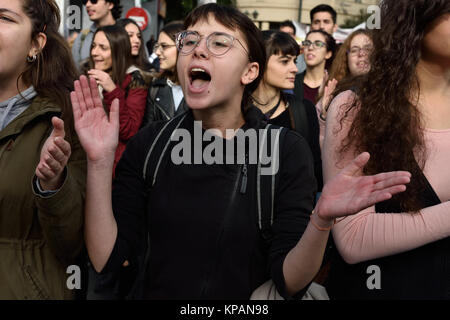 Athen, Griechenland, 14. Dezember, 2017. Studenten März fordern mehr Haushalt in Bildung während der 24-stündigen Generalstreik gegen die Sparpolitik der Regierung in Athen, Griechenland. Credit: Nicolas Koutsokostas/Alamy leben Nachrichten Stockfoto