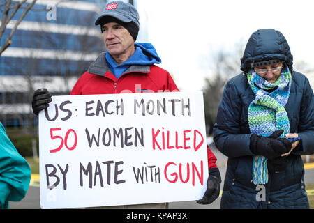 Fairfax, VA, USA. 14. Dezember, 2017. Der 60 Mahnwache in Gedenken an die Sandy Hook Volksschule Massaker findet außerhalb der National Rifle Association Am fünften Jahrestag des Schießens. Credit: Nicole Glas/Alamy Leben Nachrichten. Stockfoto