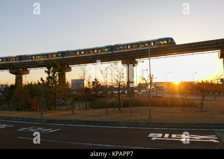 Tokio Monorail Bahn bewegt sich entlang einer erhöhten Anschluss zwischen dem Flughafen Haneda Stationen am Dezember 14, 2017, Tokio, Japan. Tokio Monorail Co., Ltd. feierte 2 Milliarden Fahrgäste zwischen Tokio und dem Flughafen Haneda reisen seit der Monorail seinen Betrieb begann 1964. Credit: Rodrigo Reyes Marin/LBA/Alamy leben Nachrichten Stockfoto