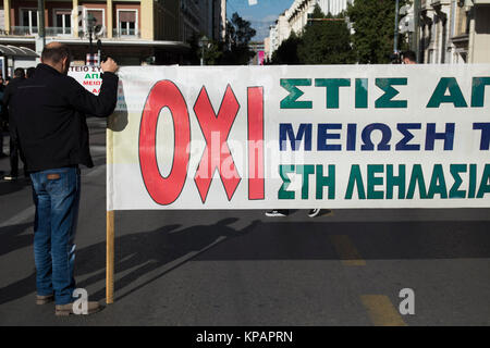 Ein Banner lautet "OXI", d. h. 'Nein', als Tausende auf die Straße, um die Teilnahme an einem 24 stündigen Generalstreik vom privaten und öffentlichen Sektor Gewerkschaften organisiert hat, protestiert gegen den Versuch der Regierung, die Gesetze zu ändern, so dass es schwieriger wird, für die Gewerkschaften in den Streik gehen. © Nikolas Georgiou/Alamy leben Nachrichten Stockfoto