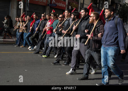 Die streikenden März halten Fahnen und riefen Slogans verteidigen das Recht auf Streik. Tausende gingen auf die Straße, die Teilnahme an einem 24 stündigen Generalstreik vom privaten und öffentlichen Sektor Gewerkschaften organisiert, protestieren gegen den Versuch der Regierung, die Gesetze zu ändern, so dass es schwieriger wird, für die Gewerkschaften in den Streik gehen. © Nikolas Georgiou/Alamy leben Nachrichten Stockfoto
