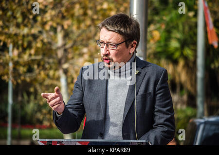 Barcelona, Katalonien, Spanien. 14 Dez, 2017. Xavier DomÃ¨nech während seiner Rede. Von der Unabhängigkeit Block und Spanisch unionistischen Block Äquidistant, Catalunya en ComÃº - Podem, ist die politische Kraft, auf dem der Schlüssel Wahl in Katalonien. Von Xavier Domenech als Kopf der Liste geführt und zählt mit Ada Colau zu den herausragenden Führungspersönlichkeiten. Heute ist die Rally hat mit der Anwesenheit der Kommentator und englischer Schriftsteller der politischen Tendenz der linken Owens Jones, Kredit: Paco Freire/SOPA/ZUMA Draht/Alamy Leben Nachrichten gezählt Stockfoto