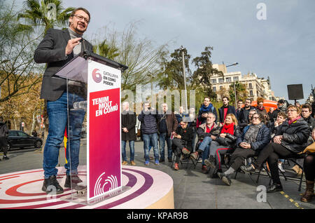 Barcelona, Katalonien, Spanien. 14 Dez, 2017. Xavier DomÃ¨nech mit öffentlichen umgeben während seiner Rede. Von der Unabhängigkeit Block und Spanisch unionistischen Block Äquidistant, Catalunya en ComÃº - Podem, ist die politische Kraft, auf dem der Schlüssel Wahl in Katalonien. Von Xavier Domenech als Kopf der Liste geführt und zählt mit Ada Colau zu den herausragenden Führungspersönlichkeiten. Heute ist die Rally hat mit der Anwesenheit der Kommentator und englischer Schriftsteller der politischen Tendenz der linken Owens Jones, Kredit: Paco Freire/SOPA/ZUMA Draht/Alamy Leben Nachrichten gezählt Stockfoto