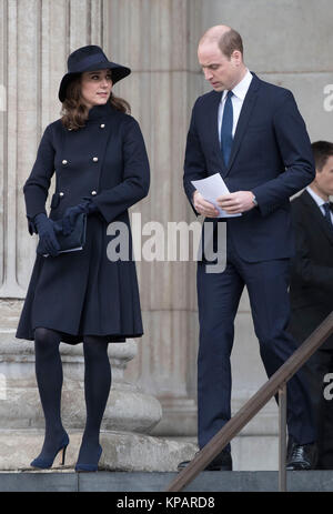 London, Großbritannien. 14 Dez, 2017. Prinz William und seine Frau Catherine verlassen die Grenfell tower National Memorial Service in der St. Paul's Cathedral in London, Großbritannien, am Dez. 14, 2017. War eine grosse Trauerfeier Donnerstag hier für die Opfer der Grenfell Turm Feuer, 71 leben am 14. Juni gefordert. Quelle: Xinhua/Alamy leben Nachrichten Stockfoto