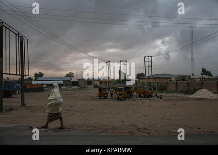 Maiduguri, Borno State, Nigeria. 24 Juni, 2017. Eine Frau geht Vergangenheit Taxis in der Nähe der Innenstadt an einem stürmischen Tag. Credit: Sally Hayden/SOPA/ZUMA Draht/Alamy leben Nachrichten Stockfoto