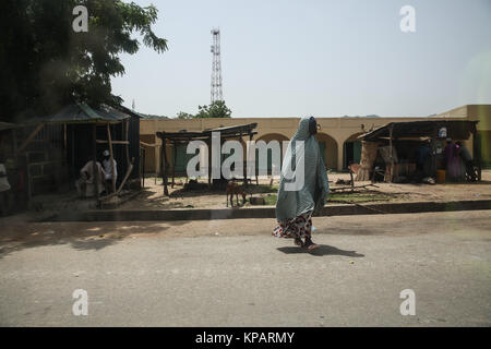 Borno State, Nigeria. 27 Juni, 2017. Eine Frau geht durch Gwoza, die Stadt, die der Sitz wurde von Boko Haram der Kurz- kalifat lebte von 2014/2015. Credit: Sally Hayden/SOPA/ZUMA Draht/Alamy leben Nachrichten Stockfoto