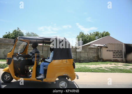 Maiduguri, Borno State, Nigeria. 24 Juni, 2017. Ein lokales Taxi fährt in Maiduguri, der Stadt, geboren militante islamische Gruppe Boko Haram. Credit: Sally Hayden/SOPA/ZUMA Draht/Alamy leben Nachrichten Stockfoto