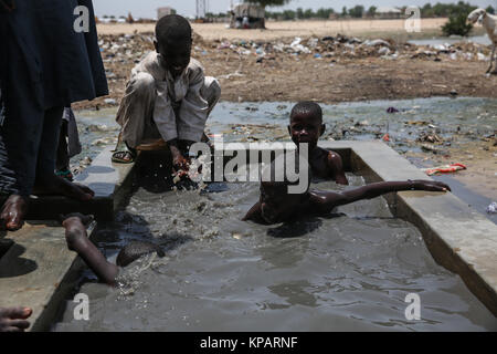 Maiduguri, Borno State, Nigeria. 28 Juni, 2017. Kinder spielen im Wasser in Muna Garage IDP Camp. Mehr als zwei Millionen wurden während der Konflikt mit Boko Haram verdrängt. Credit: Sally Hayden/SOPA/ZUMA Draht/Alamy leben Nachrichten Stockfoto