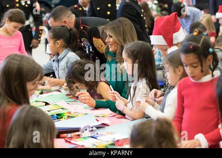 Washington, Vereinigte Staaten von Amerika. 13 Dez, 2017. First Lady der USA Melania Trump arbeitet mit Kindern Weihnachten Karten während der jährlichen Marine Corps Stiftung Spielwaren für Tots bei Joint Base Anacostia-Bolling Dezember 13, 2017 in Washington, DC. Die erste Dame folgte die langjährige Tradition der anderen Tannen Damen in helfenden Kindern Karten, sortiert Spielzeug, und der Nächstenliebe, die Veranstaltung zu Ehren. Credit: Planetpix/Alamy leben Nachrichten Stockfoto