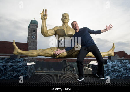 München, Deutschland. 14. Dezember, 2017. Schauspieler Jean-Claude Van Damme stellt auf einer Pressekonferenz in München, den 14. Dezember 2017. Van Damme wird die Hauptfigur in Amazon's neue Serie "Jean-Claude Van Johnson' zu spielen. Foto: Tobias Hase/dpa/Alamy leben Nachrichten Stockfoto