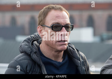 München, Deutschland. 14. Dezember, 2017. Schauspieler Jean-Claude Van Damme trägt Sonnenbrille während einer Pressekonferenz in München, den 14. Dezember 2017. Van Damme wird die Hauptfigur in Amazon's neue Serie "Jean-Claude Van Johnson' zu spielen. Foto: Tobias Hase/dpa/Alamy leben Nachrichten Stockfoto