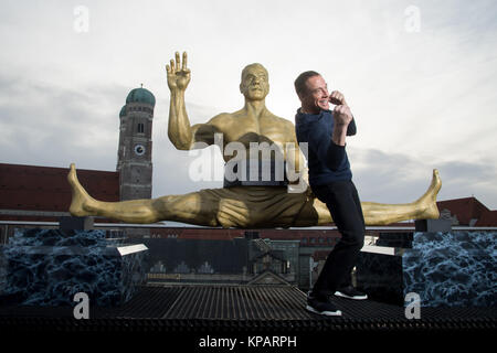 München, Deutschland. 14. Dezember, 2017. Schauspieler Jean-Claude Van Damme stellt auf einer Pressekonferenz in München, den 14. Dezember 2017. Van Damme wird die Hauptfigur in Amazon's neue Serie "Jean-Claude Van Johnson' zu spielen. Foto: Tobias Hase/dpa/Alamy leben Nachrichten Stockfoto