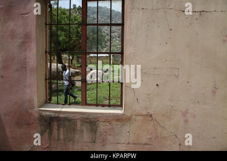 Borno State, Nigeria. 27 Juni, 2017. Zeichnungen links an der Wand eines stillgelegten Krankenhaus von Boko Haram militanten gehören Bilder von Autos, Panzer und Waffen. Credit: Sally Hayden/SOPA/ZUMA Draht/Alamy leben Nachrichten Stockfoto