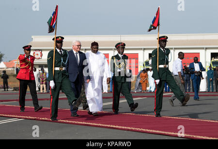 Banjul, Gambia. 14 Dez, 2017. Der Präsident von Gambia Adama Barrow Bowes aus Deutschen Präsident Frank-Walter Steinmeier (L) am Flughafen mit militärischen Ehren in Banjul, Gambia, 14. Dezember 2017. Steinmeier hatte sich in den Ländern Ghana und Gambia Während seines viertägigen Besuchs in der Region. Quelle: Bernd von Jutrczenka/dpa/Alamy leben Nachrichten Stockfoto