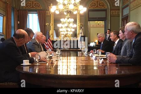 Washington DC, USA. 14 Dez, 2017. U.S. Vice President Mike Pence, Links, trifft sich mit drei anderen republikanischen Gouverneure wirtschaftliche Fragen im Weißen Haus am 14. Dezember 2017 in Washington, DC zu diskutieren. Der Gruppe gehörten Govs. Asa Hutchinson von Arkansas, Rick Snyder von Michigan und Kim Reynolds von Iowa. Credit: Planetpix/Alamy leben Nachrichten Stockfoto